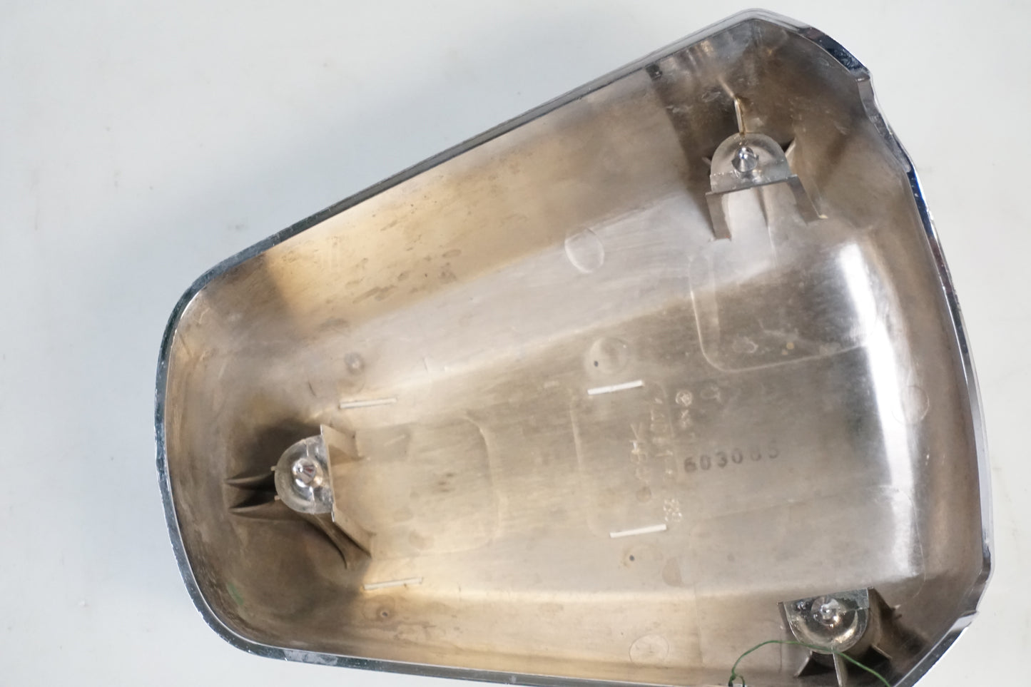 Snett nerifrån på Sidopanel från en Kawasaki VN 2000 -2006 motorcykel.