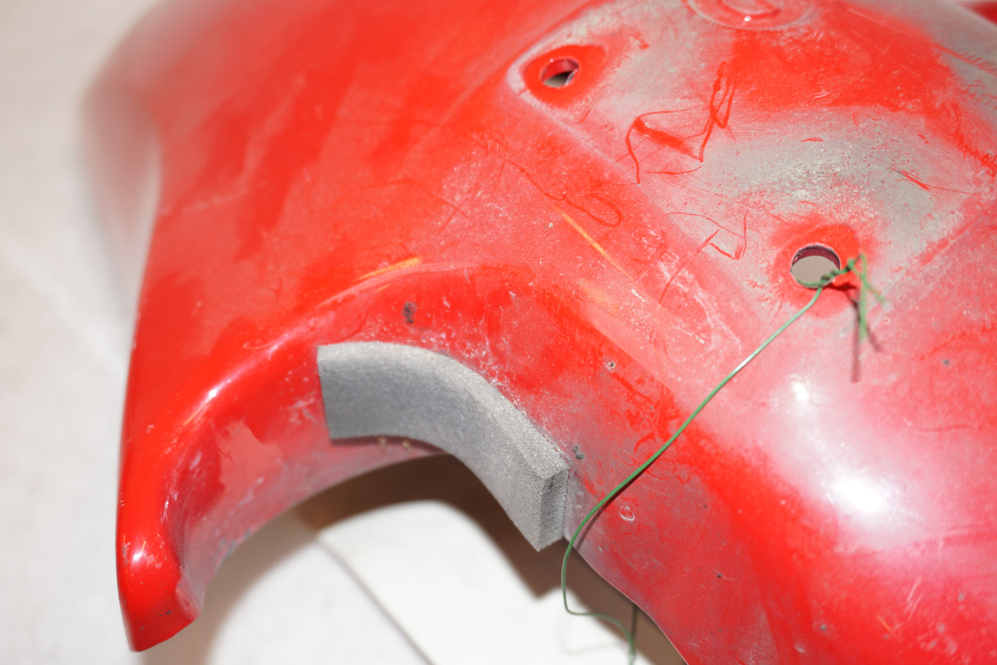 Snett nerifrån på Framskärm från en Suzuki RF 600 R -1993 motorcykel.