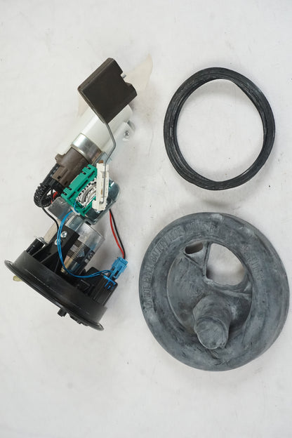 Framsidan på Bensinpump insprut från en BMW F 800 R -2011 motorcykel.