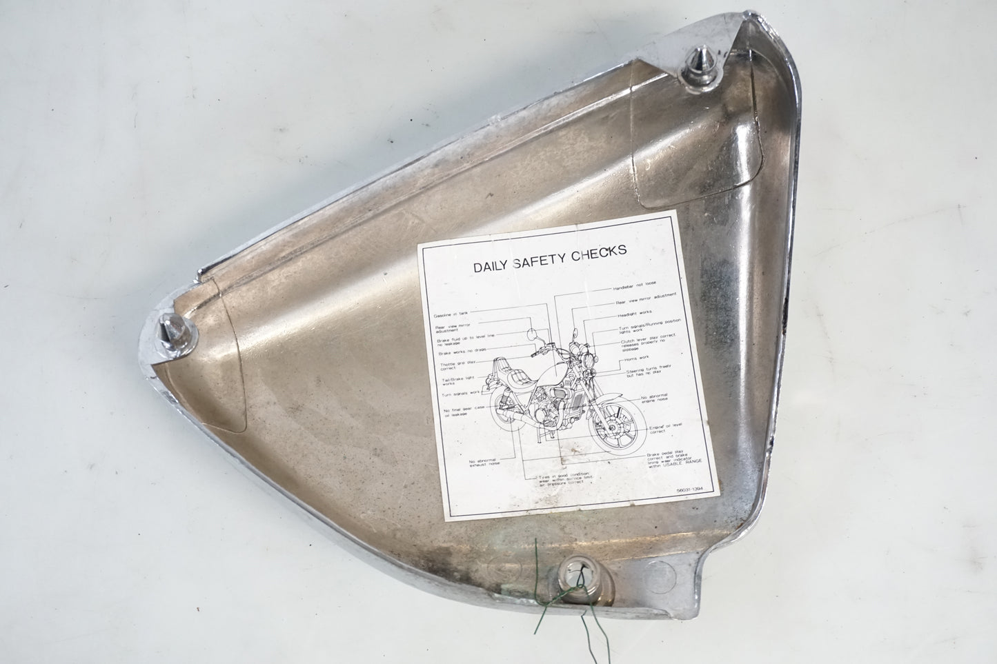 Snett nerifrån på Sidopanel från en Kawasaki VN 750 -1993 motorcykel.