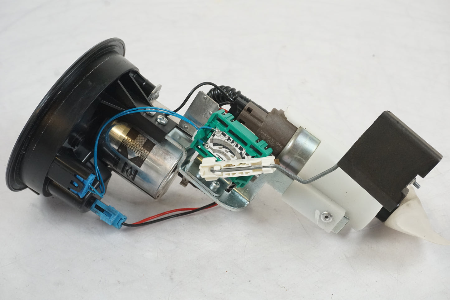 Vänster sida på Bensinpump insprut från en BMW F 800 R -2011 motorcykel.