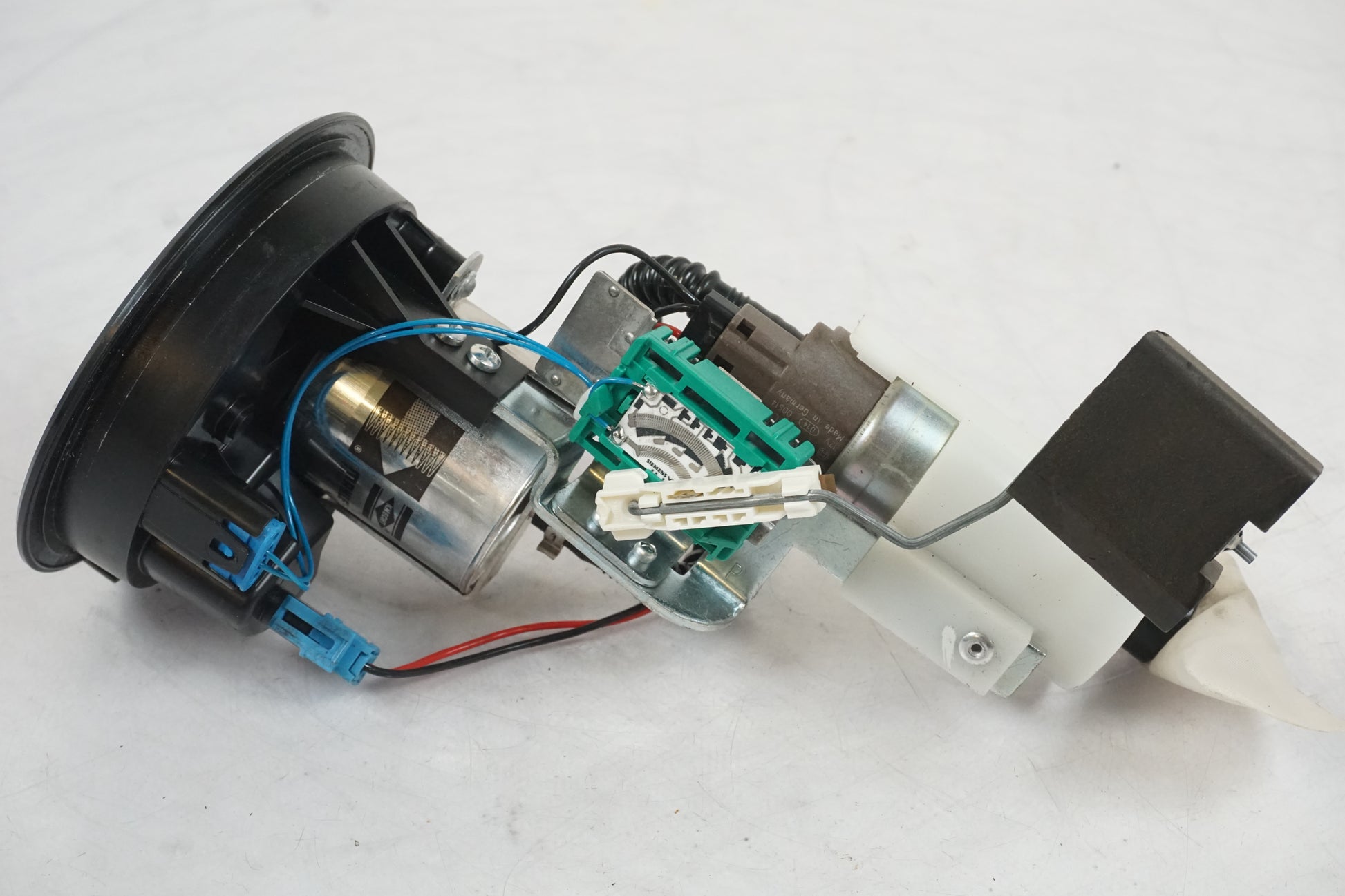 Vänster sida på Bensinpump insprut från en BMW F 800 R -2011 motorcykel.