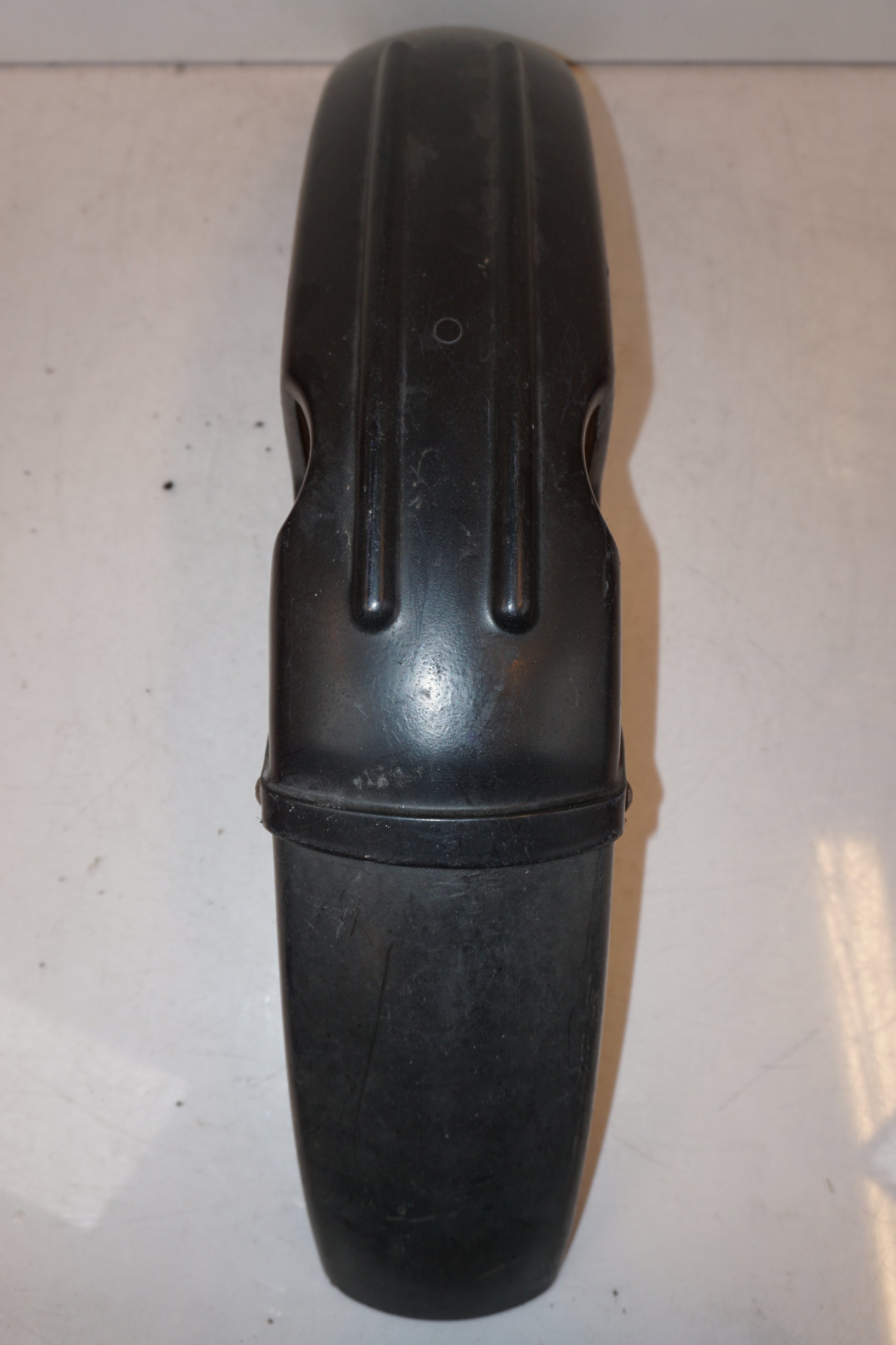 Framsidan på Framskärm från en Suzuki DR 750 S -1988 motorcykel.