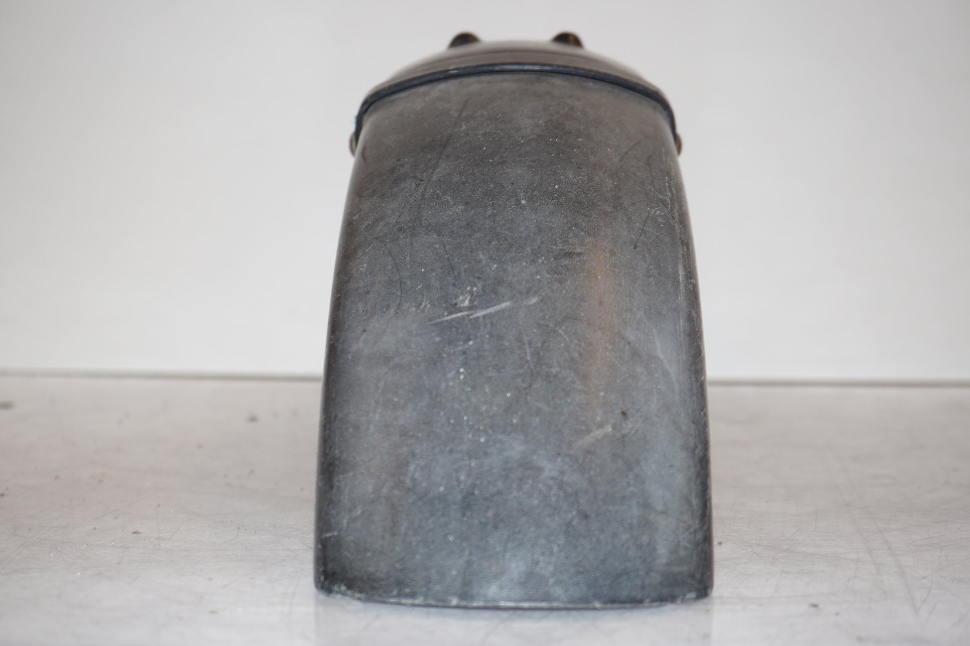 Baksidan på Framskärm från en Suzuki DR 750 S -1988 motorcykel.