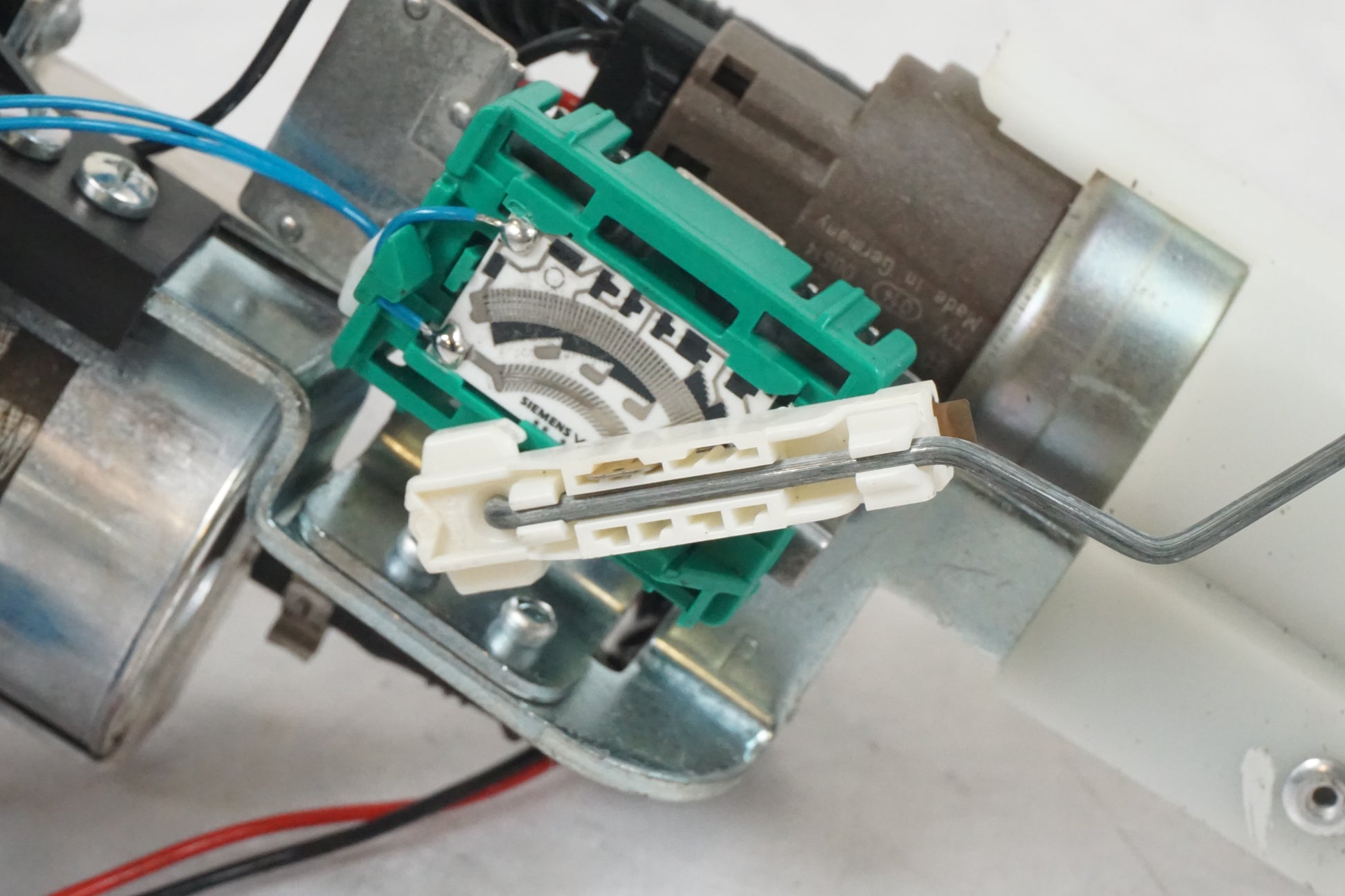 Snett nerifrån på Bensinpump insprut från en BMW F 800 R -2011 motorcykel.