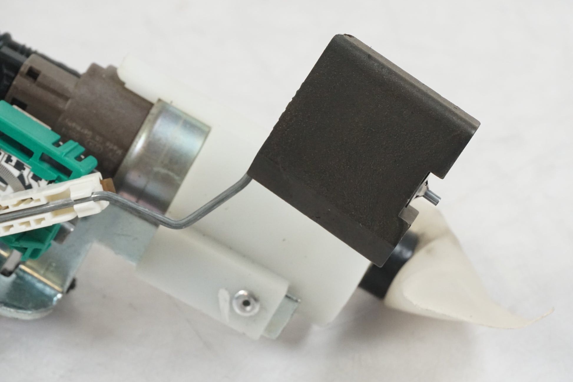 Extrabild1 på Bensinpump insprut från en BMW F 800 R -2011 motorcykel.