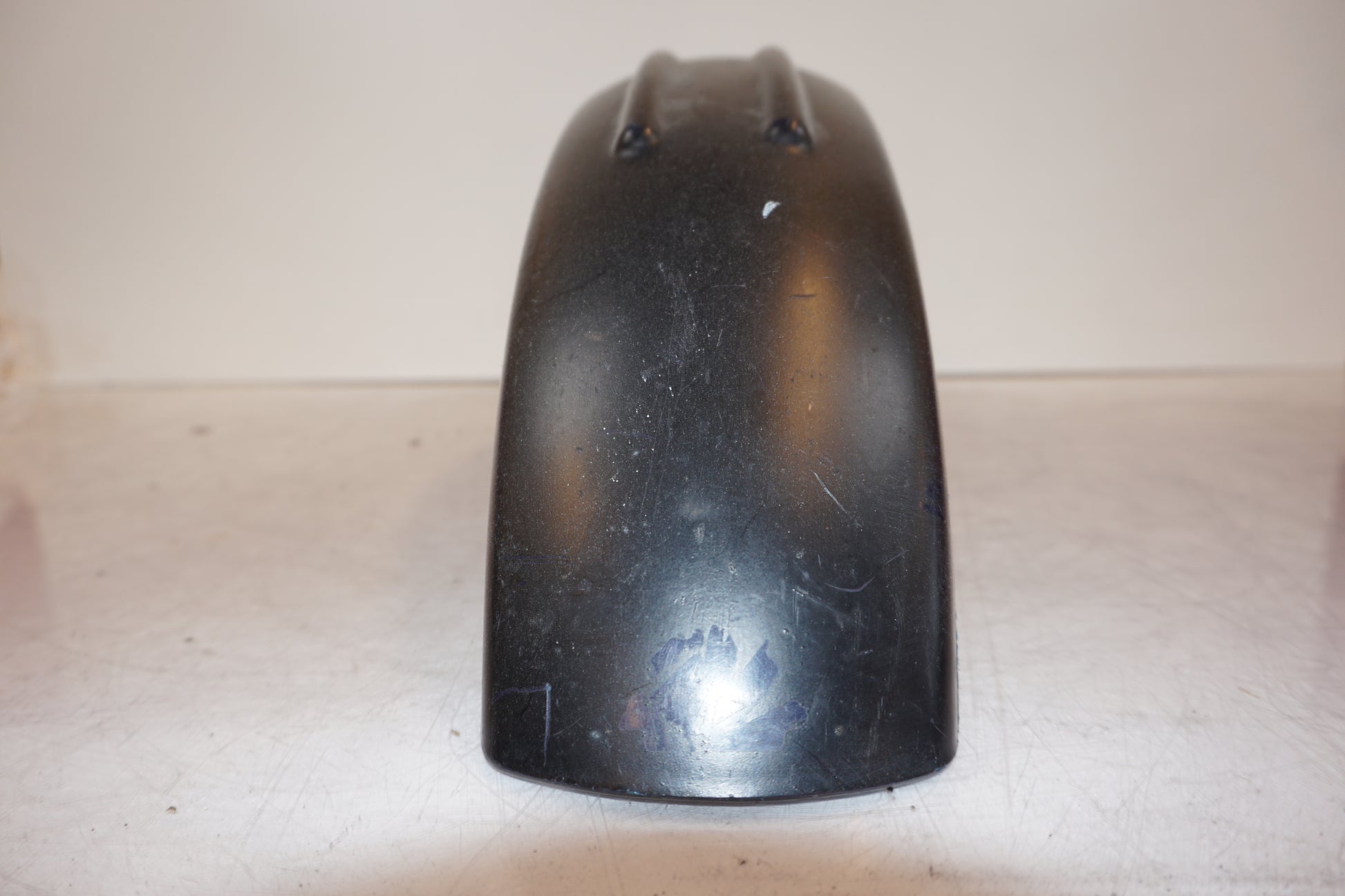 Snett uppifrån på Framskärm från en Suzuki DR 750 S -1988 motorcykel.