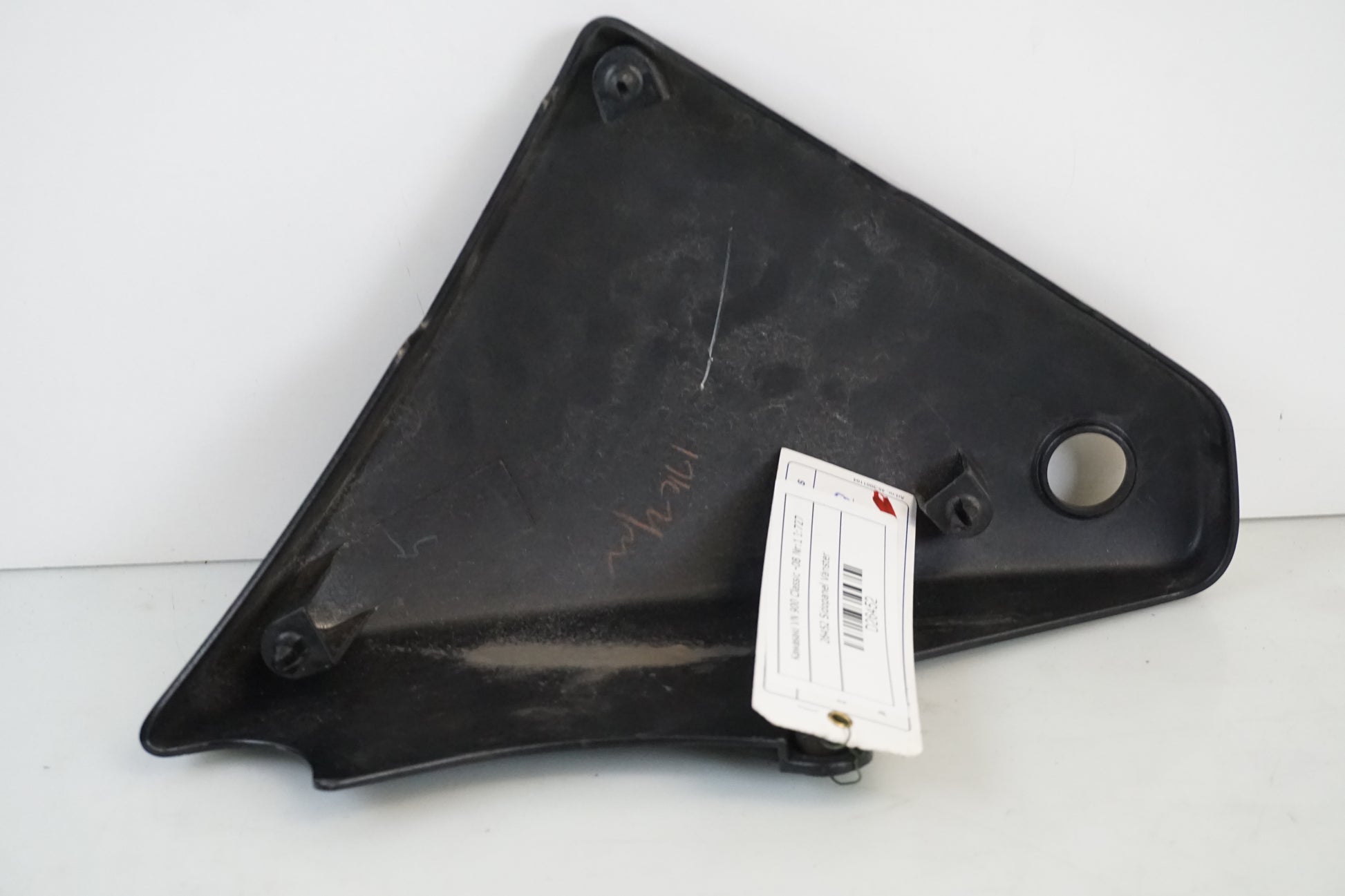 Snett nerifrån på Sidopanel från en Kawasaki VN 900 -2008 motorcykel.
