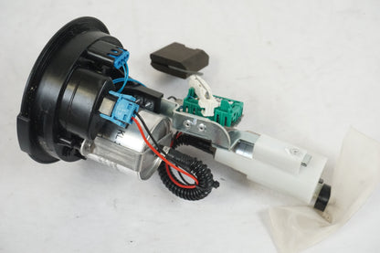 Extrabild4 på Bensinpump insprut från en BMW F 800 R -2011 motorcykel.