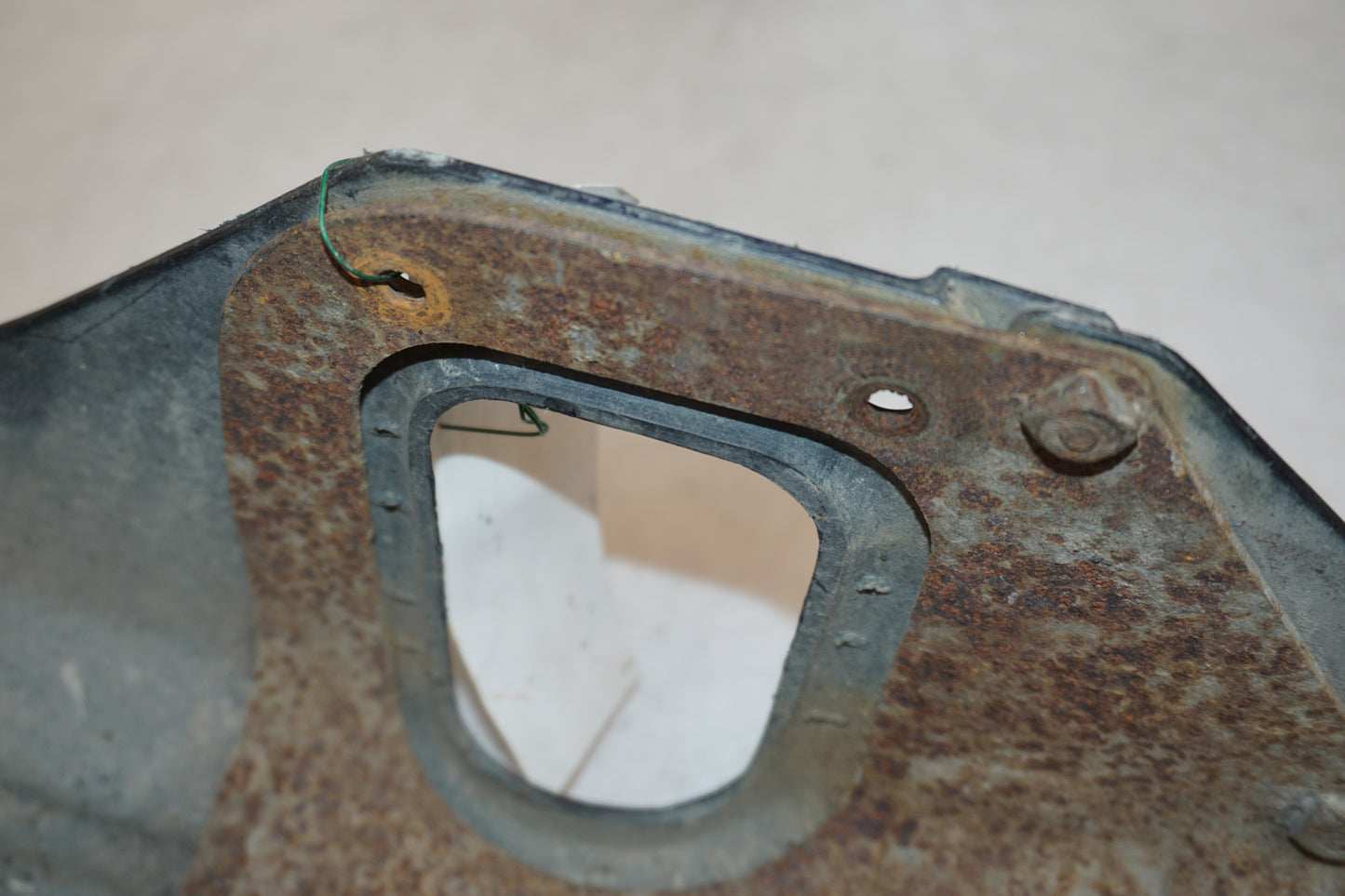 Extrabild4 på Framskärm från en Suzuki DR 750 S -1988 motorcykel.