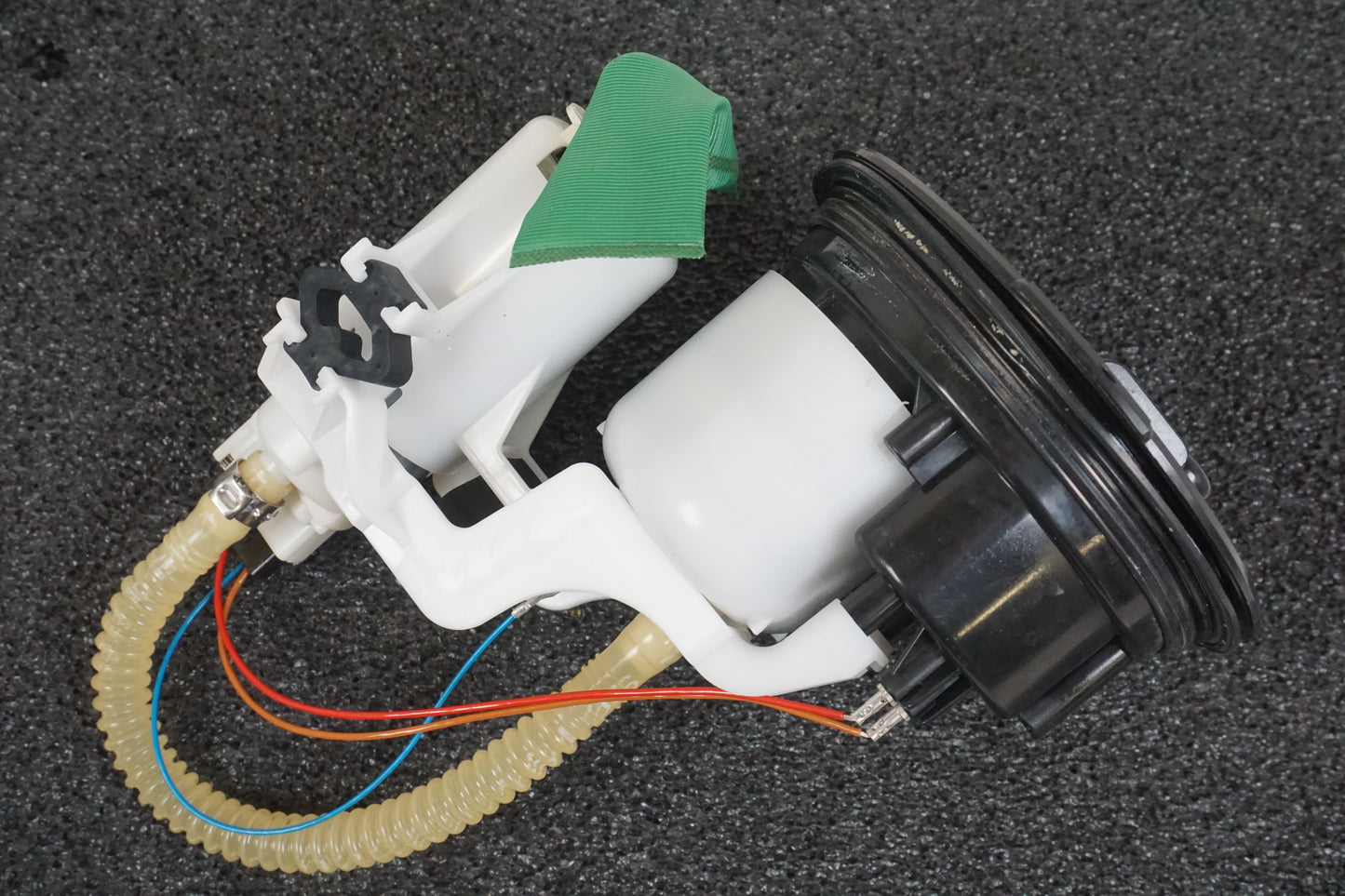 Framsidan på Bensinpump insprut från en BMW S 1000 R -2015 motorcykel.