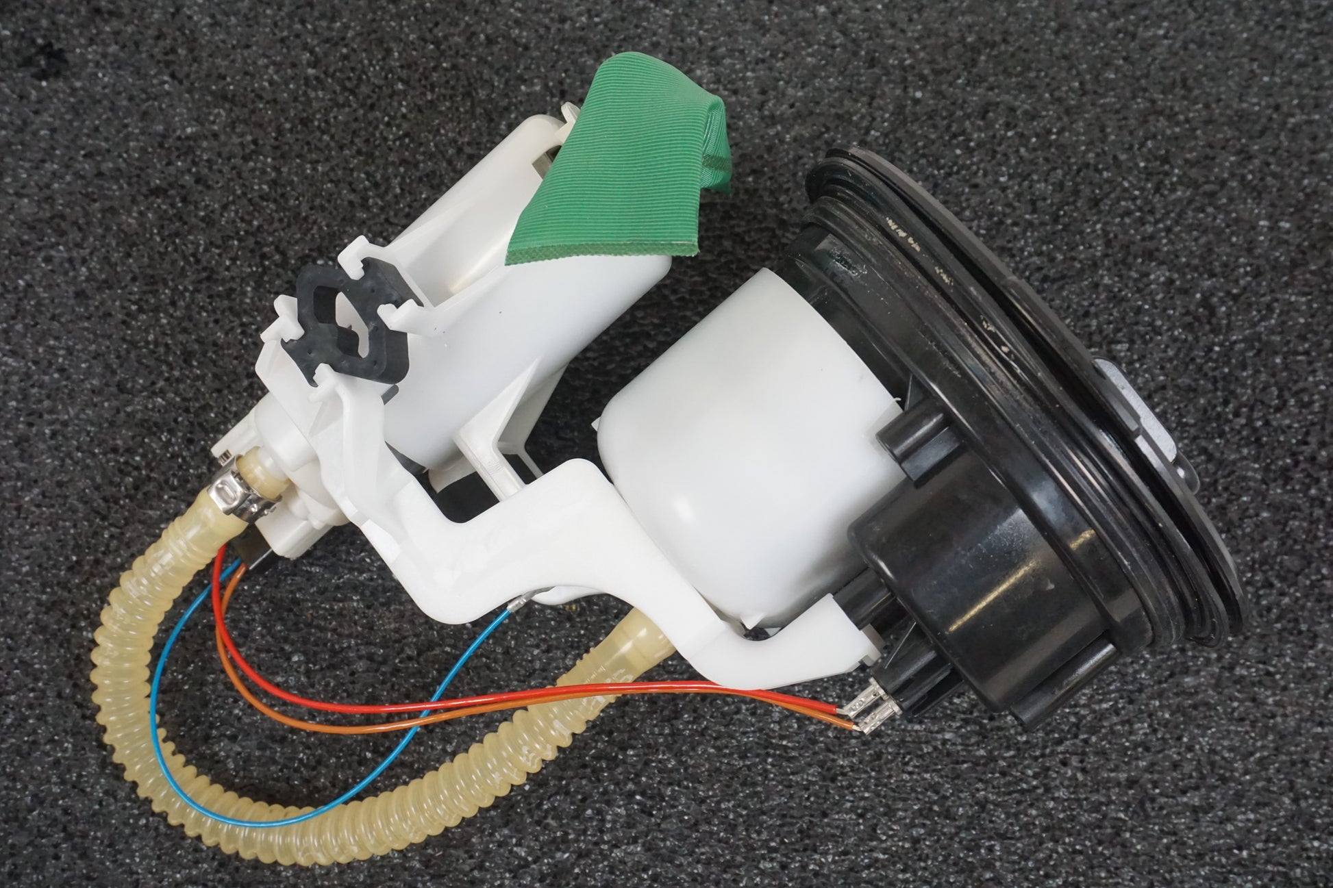 Framsidan på Bensinpump insprut från en BMW S 1000 R -2015 motorcykel.