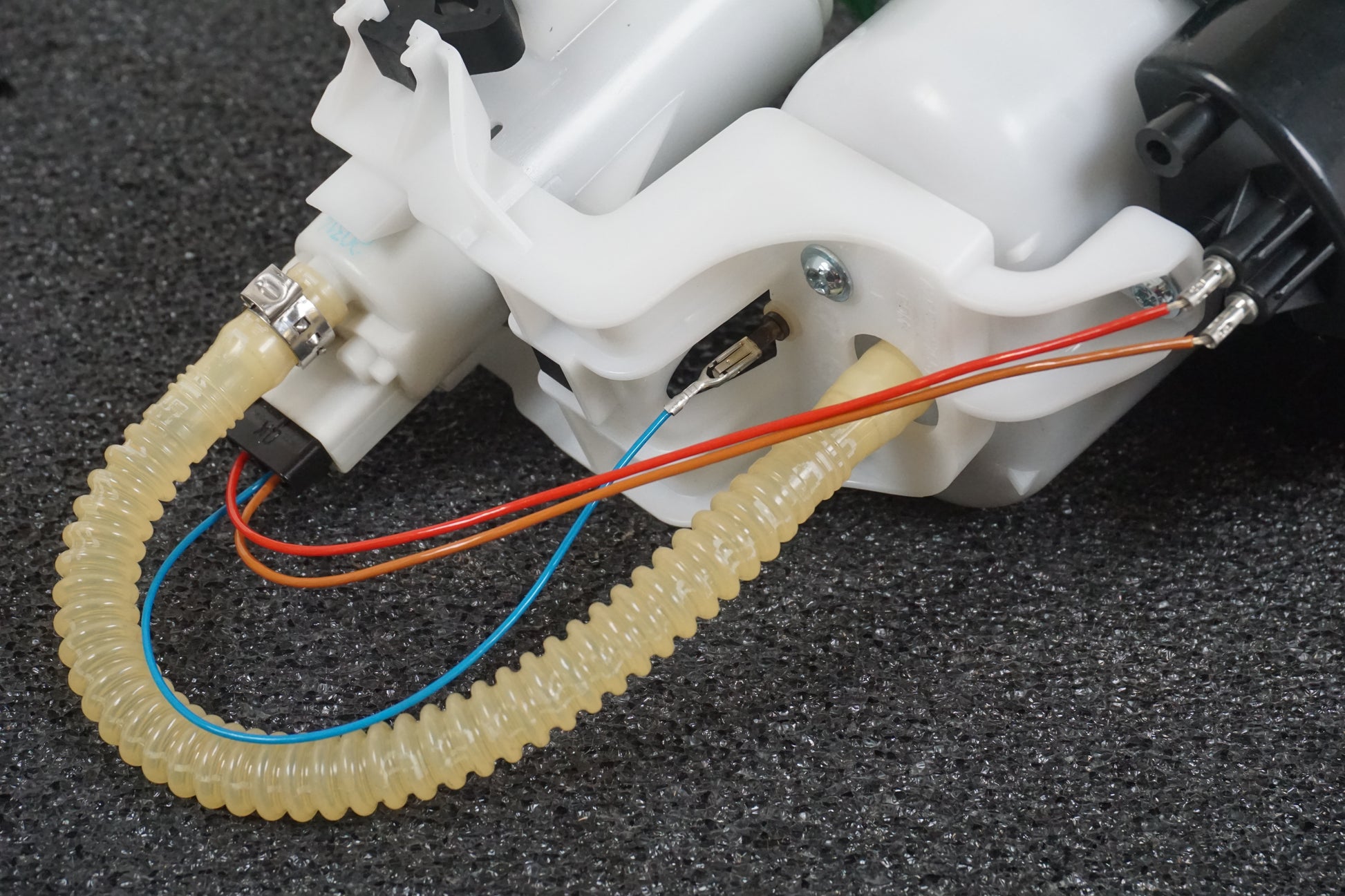 Baksidan på Bensinpump insprut från en BMW S 1000 R -2015 motorcykel.