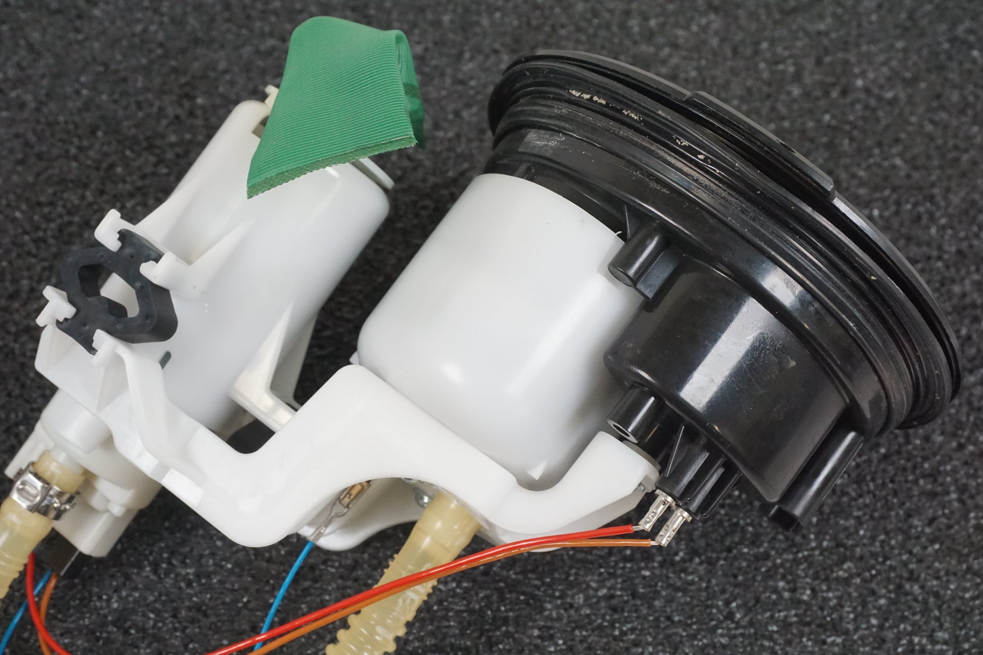 Höger sida på Bensinpump insprut från en BMW S 1000 R -2015 motorcykel.