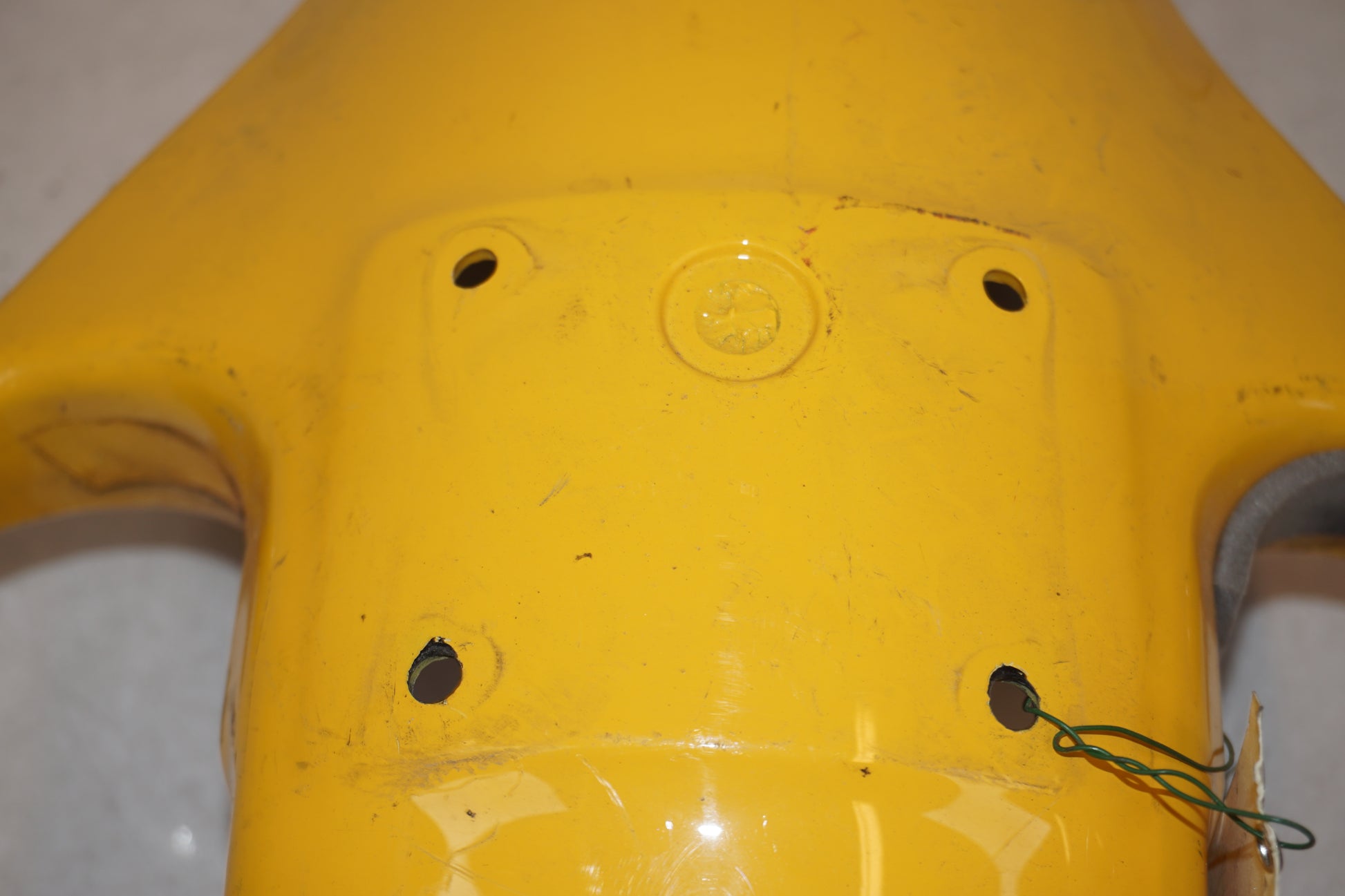 Baksidan på Framskärm från en Suzuki RF 600 R -1996 motorcykel.