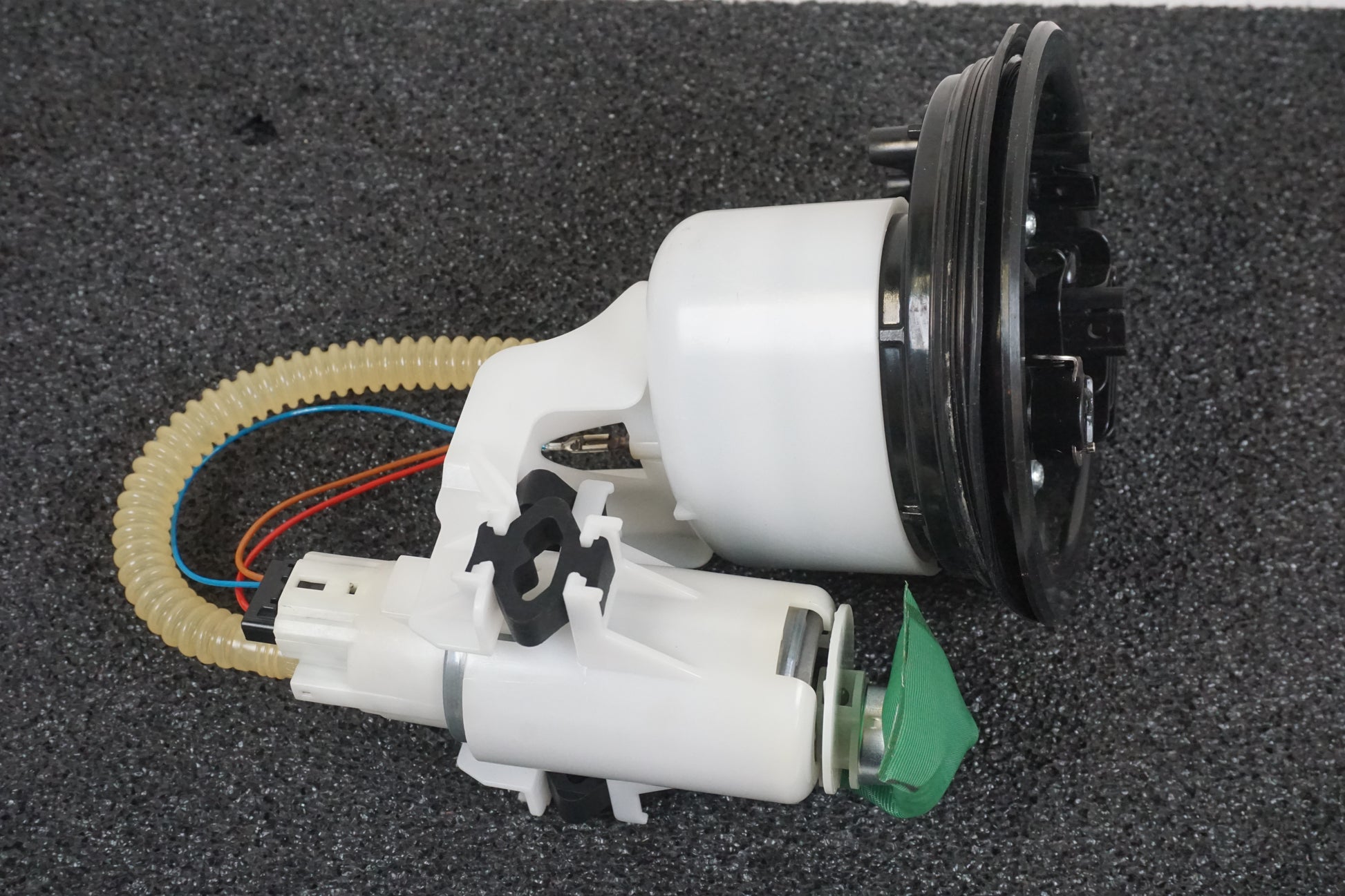 Vänster sida på Bensinpump insprut från en BMW S 1000 R -2015 motorcykel.