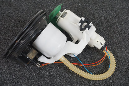 Snett uppifrån på Bensinpump insprut från en BMW S 1000 R -2015 motorcykel.