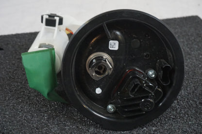 Snett nerifrån på Bensinpump insprut från en BMW S 1000 R -2015 motorcykel.