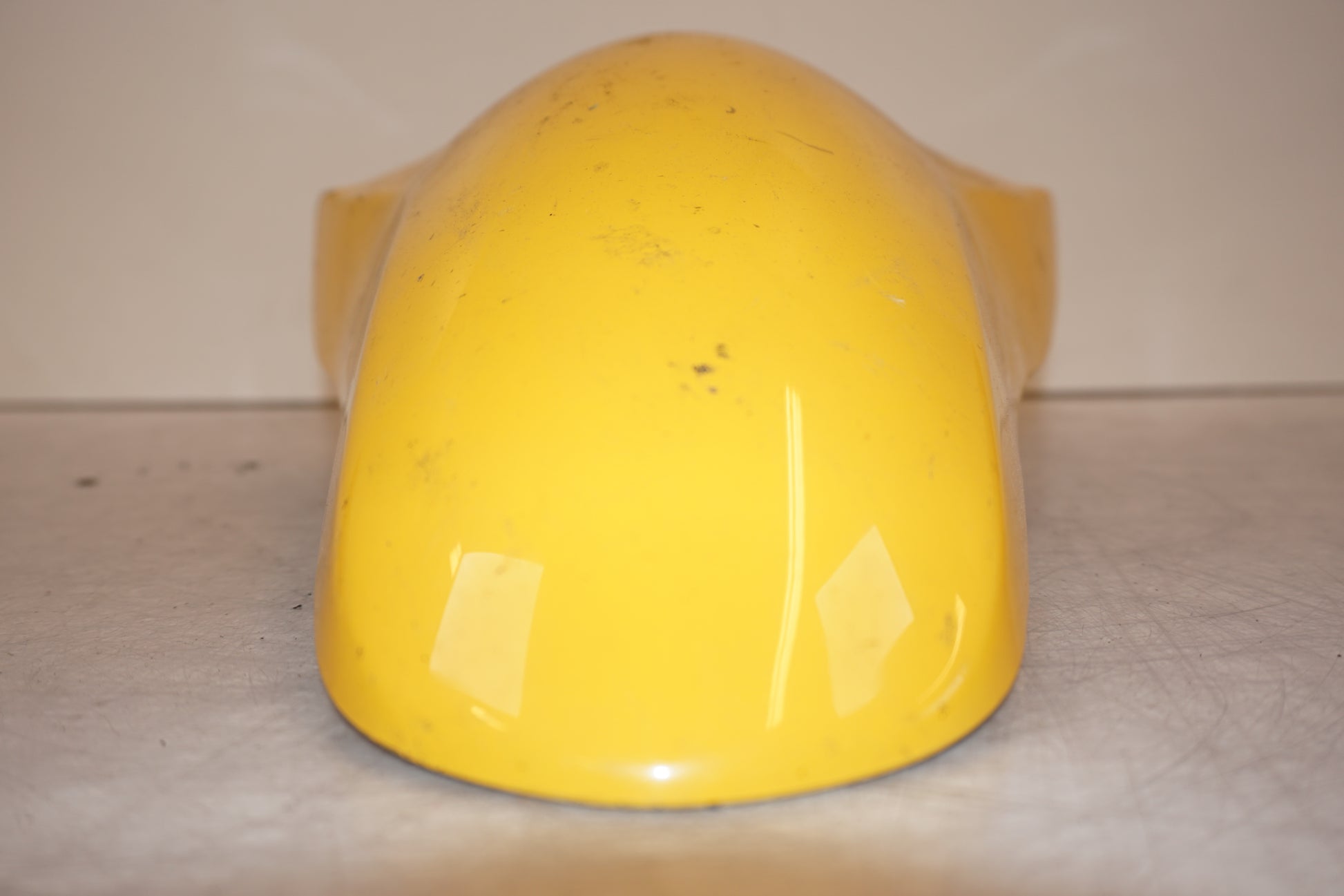 Snett nerifrån på Framskärm från en Suzuki RF 600 R -1996 motorcykel.