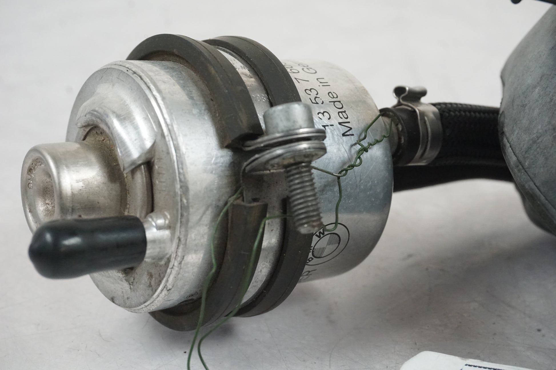 Baksidan på Bensinfilter från en BMW F 650 CS -2002 motorcykel.