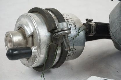 Baksidan på Bensinfilter från en BMW F 650 CS -2002 motorcykel.