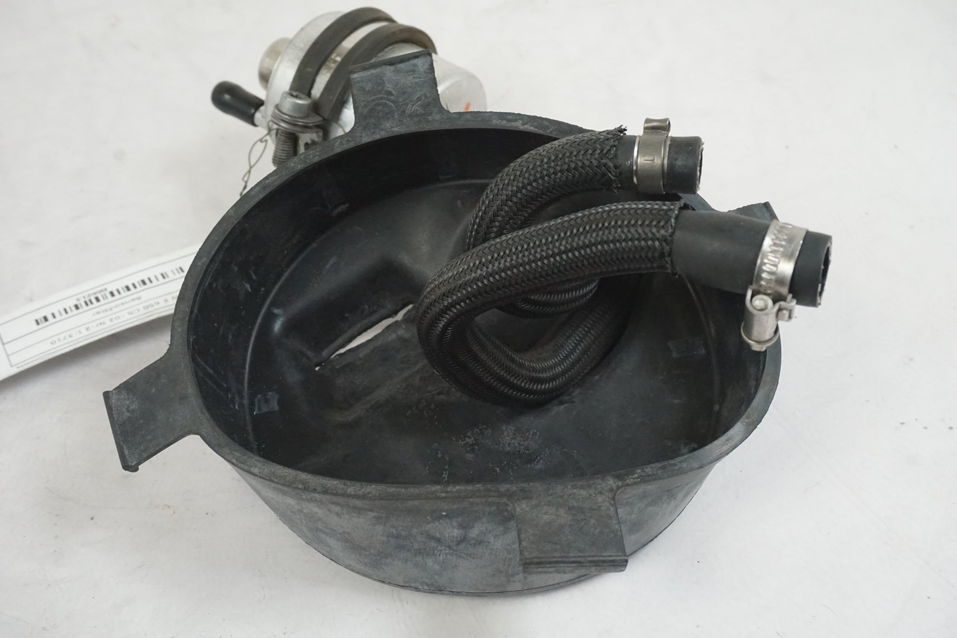 Vänster sida på Bensinfilter från en BMW F 650 CS -2002 motorcykel.