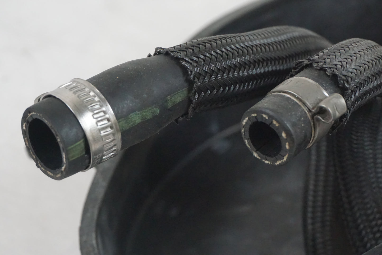 Snett uppifrån på Bensinfilter från en BMW F 650 CS -2002 motorcykel.