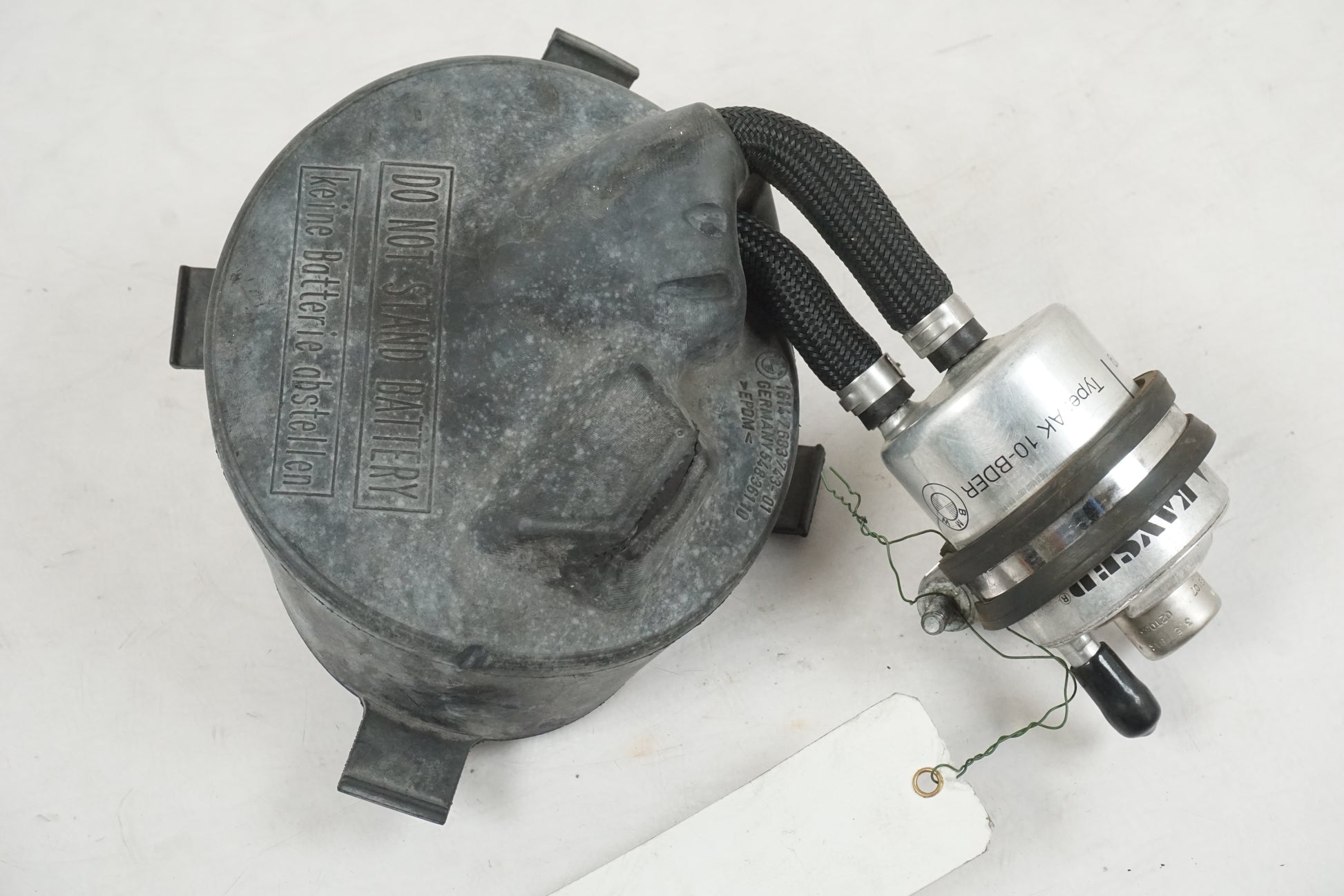 Snett nerifrån på Bensinfilter från en BMW F 650 CS -2002 motorcykel.