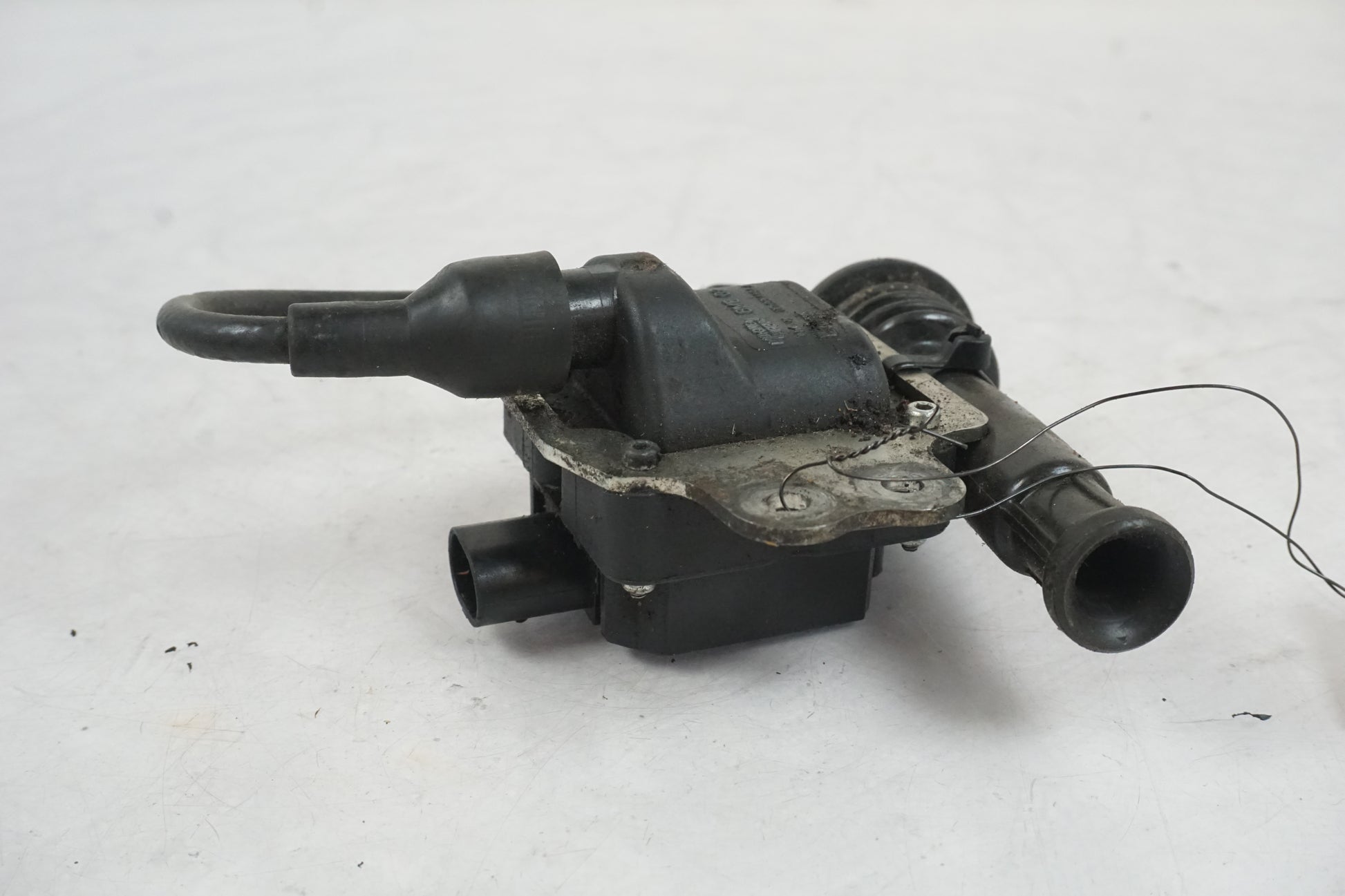 Snett uppifrån på Tändspole från en Gasgas SM450 -2007 motorcykel.