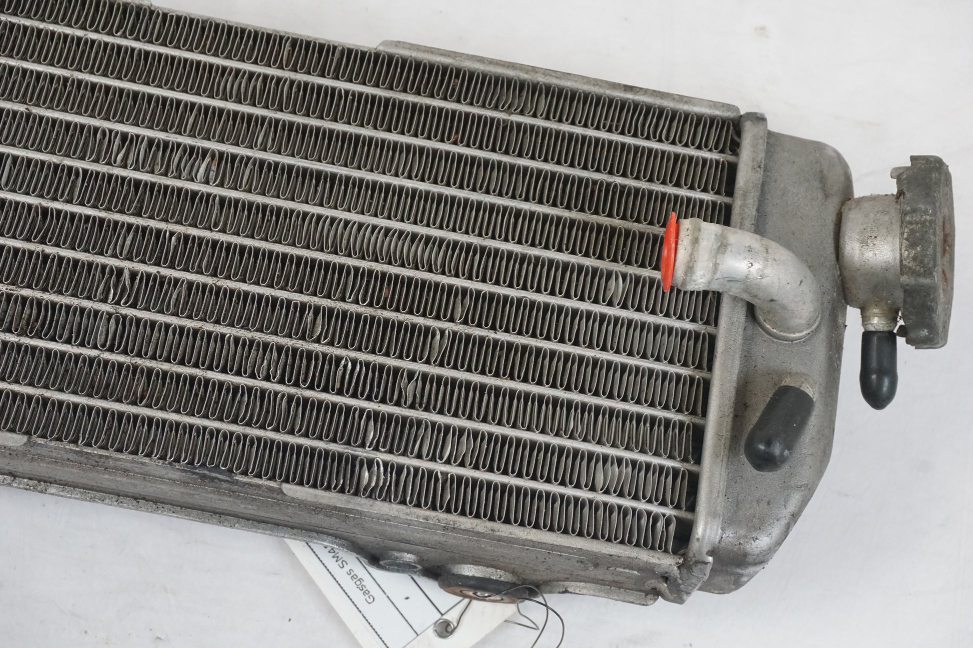 Höger sida på Vattenkyl från en Gasgas SM450 -2007 motorcykel.