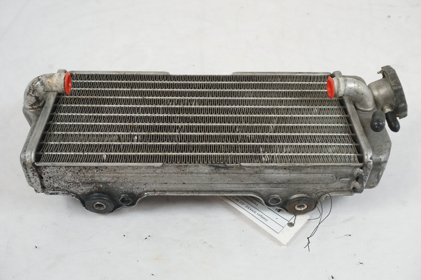 Snett nerifrån på Vattenkyl från en Gasgas SM450 -2007 motorcykel.