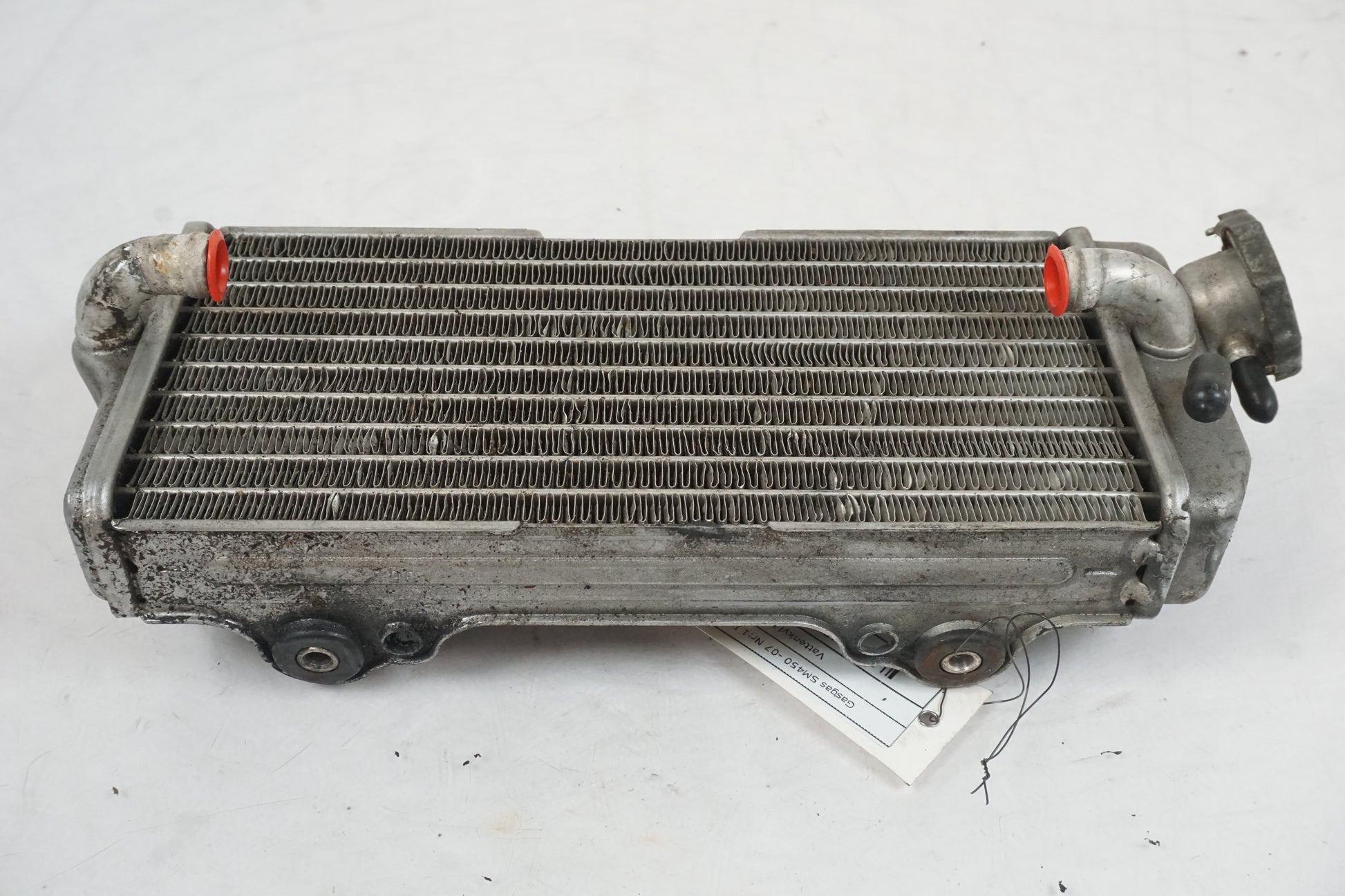 Snett nerifrån på Vattenkyl från en Gasgas SM450 -2007 motorcykel.