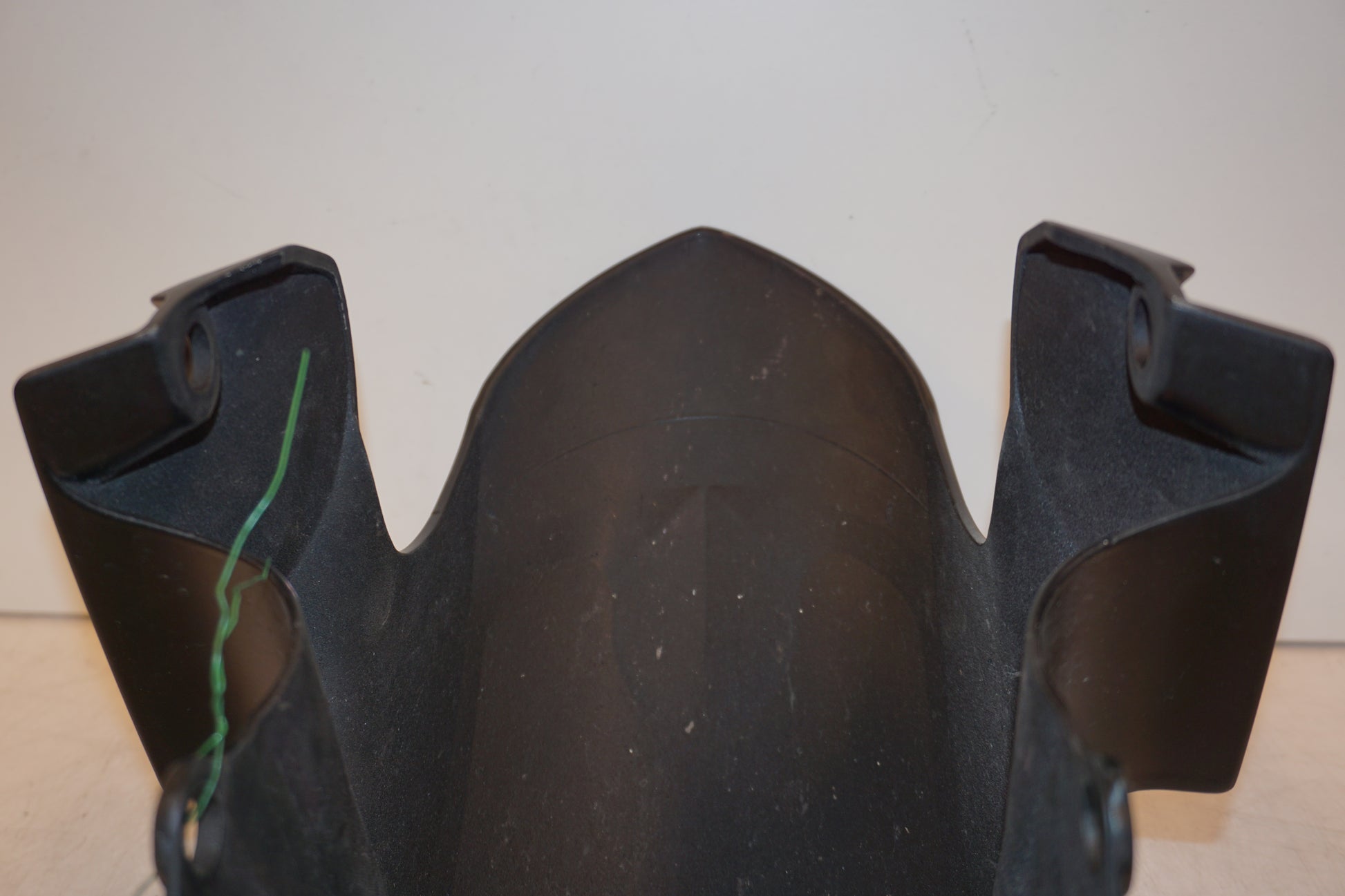 Snett nerifrån på Framskärm från en Yamaha YZF R6 -2007 motorcykel.