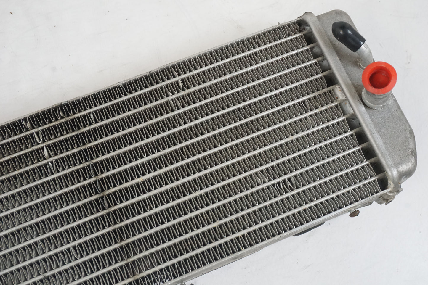 Vänster sida på Vattenkyl från en Gasgas SM450 -2007 motorcykel.