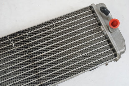 Vänster sida på Vattenkyl från en Gasgas SM450 -2007 motorcykel.