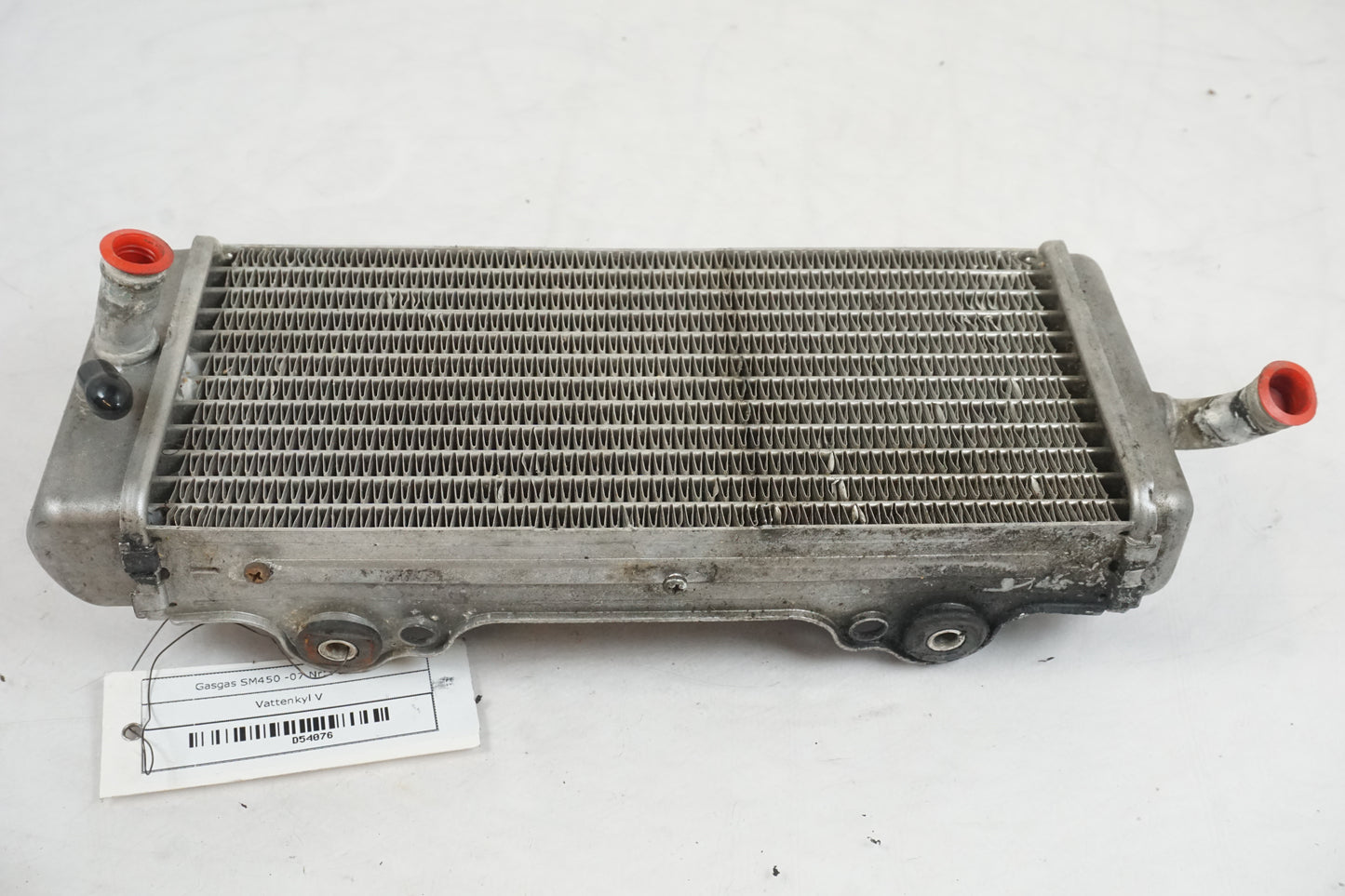 Snett nerifrån på Vattenkyl från en Gasgas SM450 -2007 motorcykel.