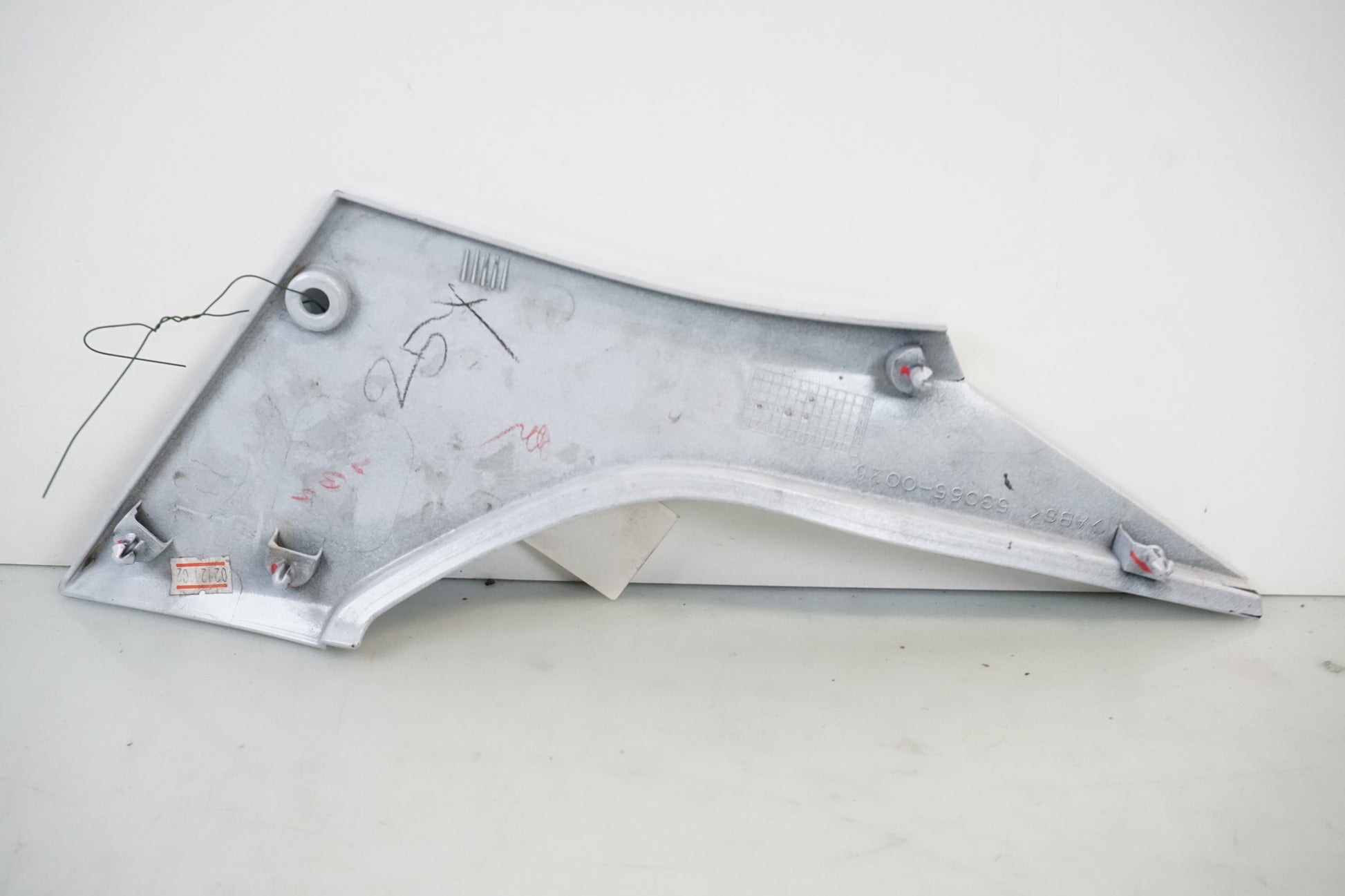 Snett nerifrån på Sidopanel från en Kawasaki Ninja 300 -2014 motorcykel.