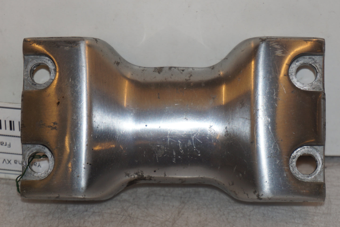 Framsidan på Framskärmens aluplatta från en Yamaha XV 1100 -1998 motorcykel.