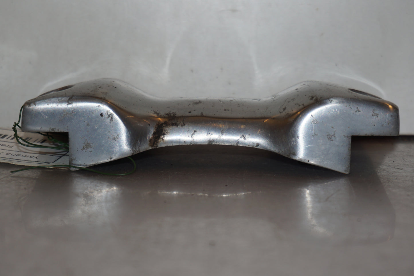 Baksidan på Framskärmens aluplatta från en Yamaha XV 1100 -1998 motorcykel.