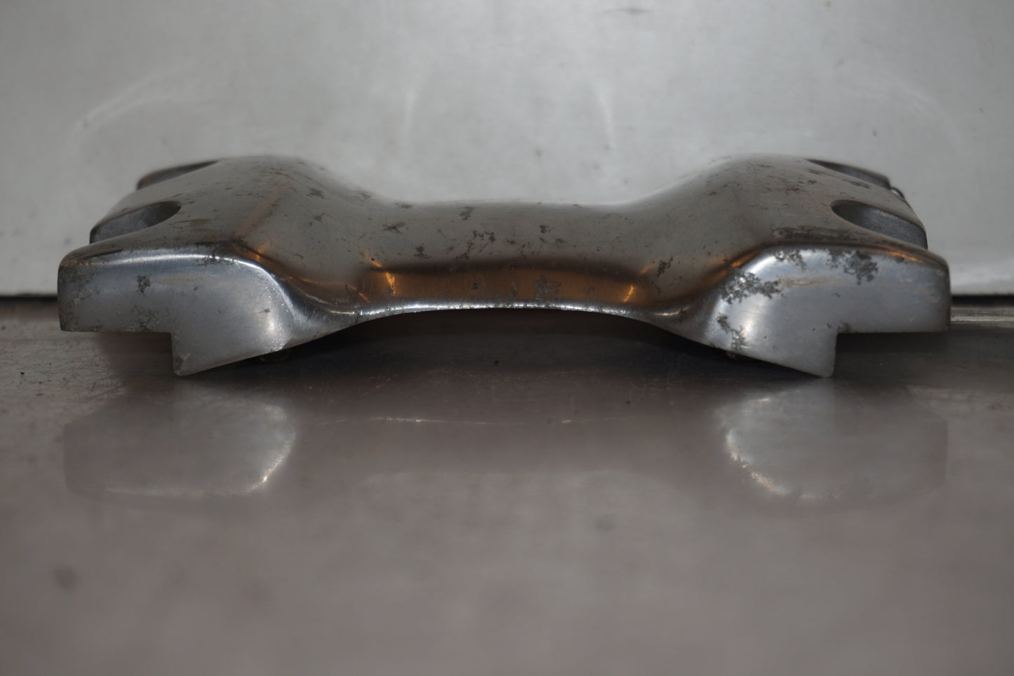 Vänster sida på Framskärmens aluplatta från en Yamaha XV 1100 -1998 motorcykel.