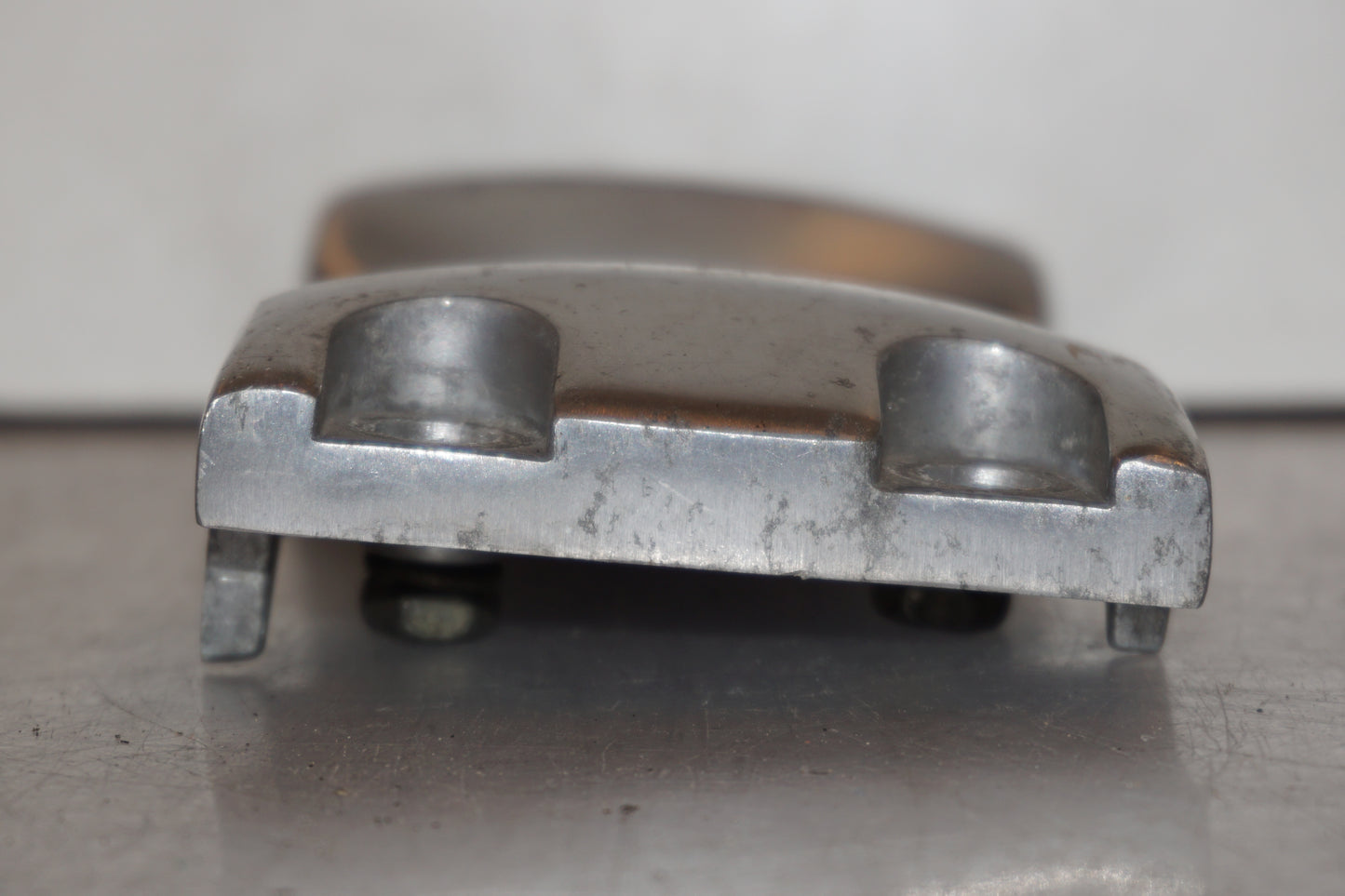 Snett uppifrån på Framskärmens aluplatta från en Yamaha XV 1100 -1998 motorcykel.