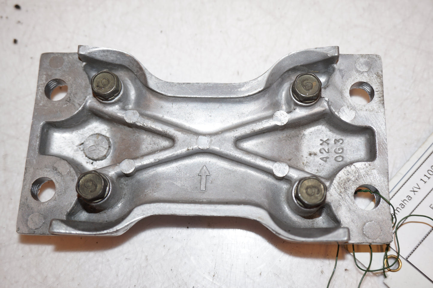 Snett nerifrån på Framskärmens aluplatta från en Yamaha XV 1100 -1998 motorcykel.