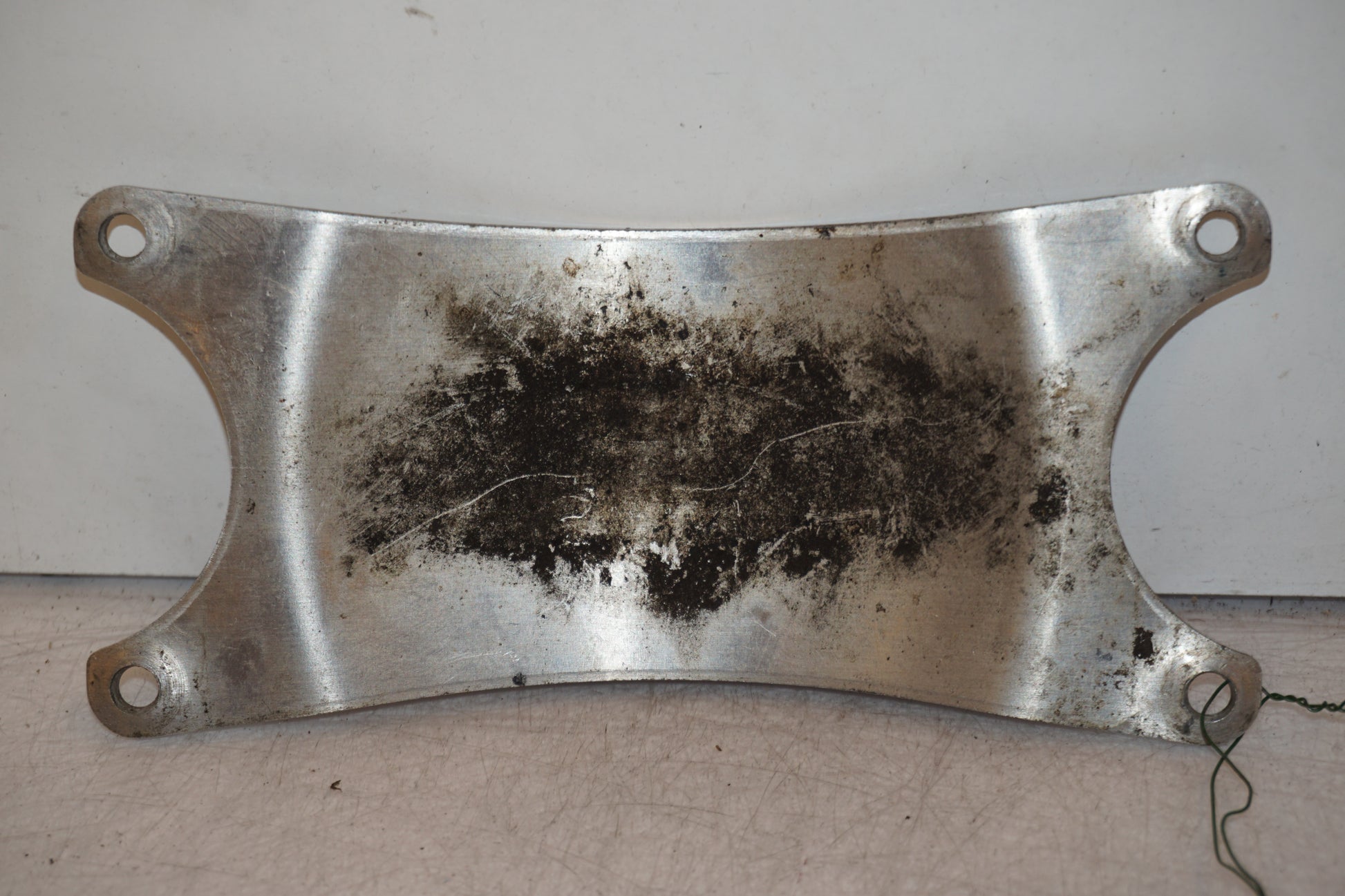 Framsidan på Framskärmens aluplatta från en Yamaha FZR 1000 -1988 motorcykel.