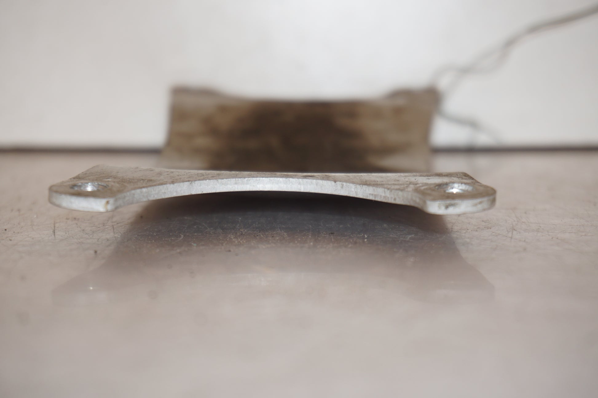 Höger sida på Framskärmens aluplatta från en Yamaha FZR 1000 -1988 motorcykel.