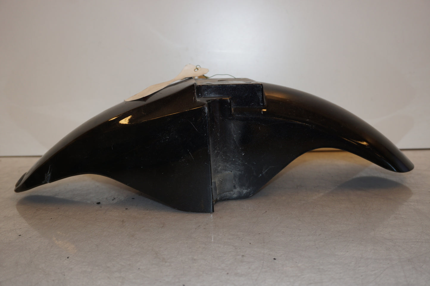 Snett nerifrån på Framskärm från en Suzuki GS 500 -2005 motorcykel.