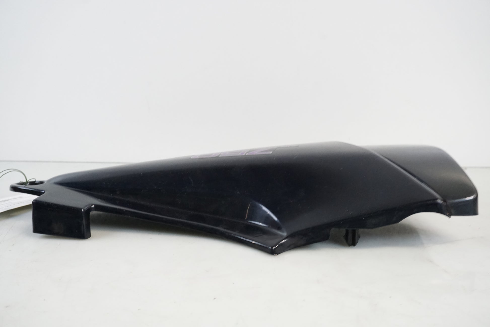 Vänster sida på Sidopanel från en Kawasaki Zephyr 750 -1991 motorcykel.
