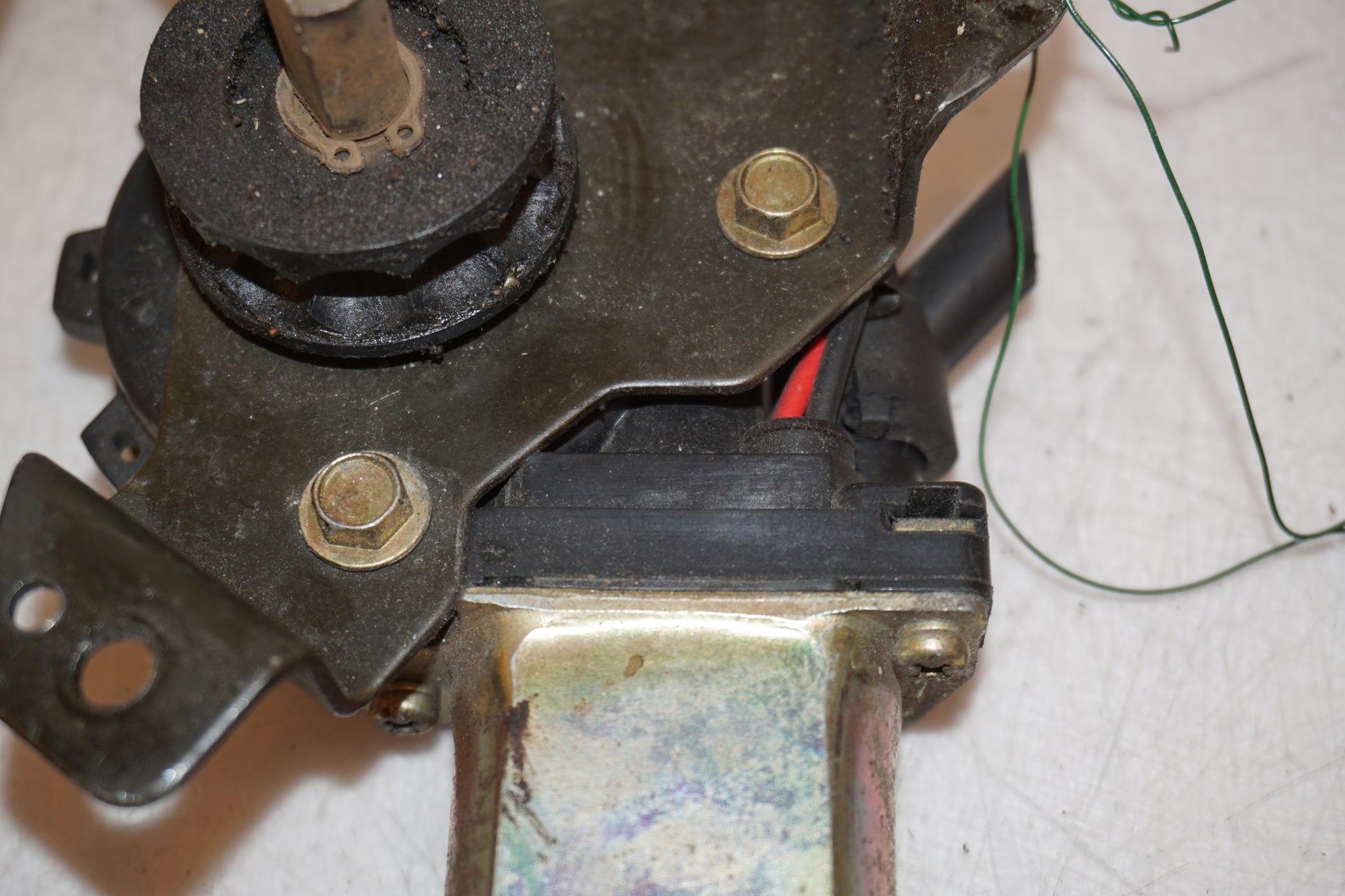 Snett nerifrån på Vindrutemotor från en Suzuki GSX 1100 F -1990 motorcykel.