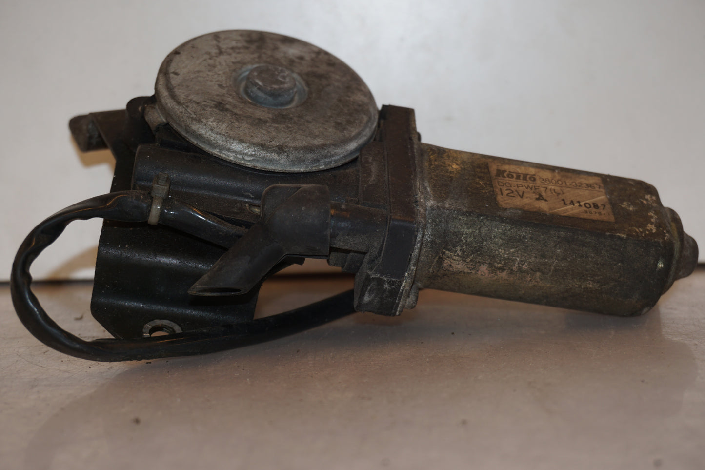 Baksidan på Vindrutemotor från en Suzuki GSX 1100 F -1988 motorcykel.