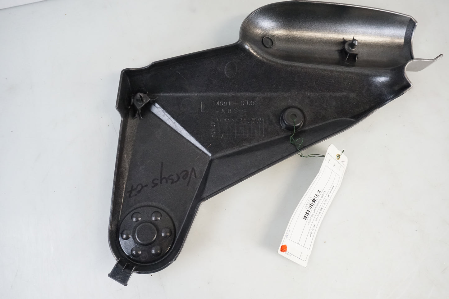 Snett nerifrån på Sidopanel från en Kawasaki KLE 650 -2007 motorcykel.