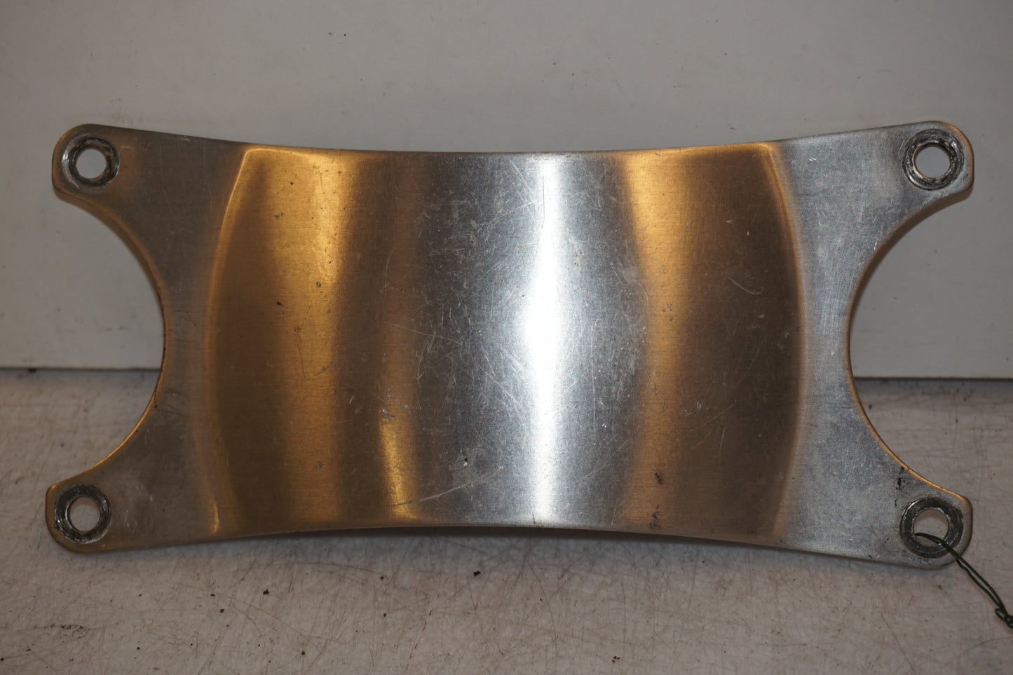 Framsidan på Framskärmens aluplatta från en Yamaha FZR 1000 -1988 motorcykel.